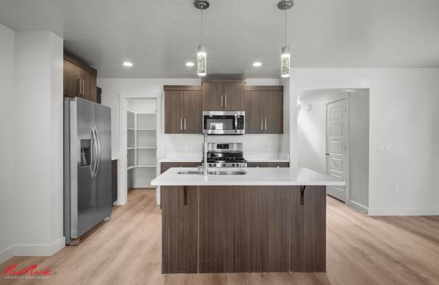 Move in Special! $300 of full first month's rent! Dog-Friendly 4 Bedroom Townhome in Desert Hollows Community! - 3183 East Sky Rim Way, St. George, UT 84790