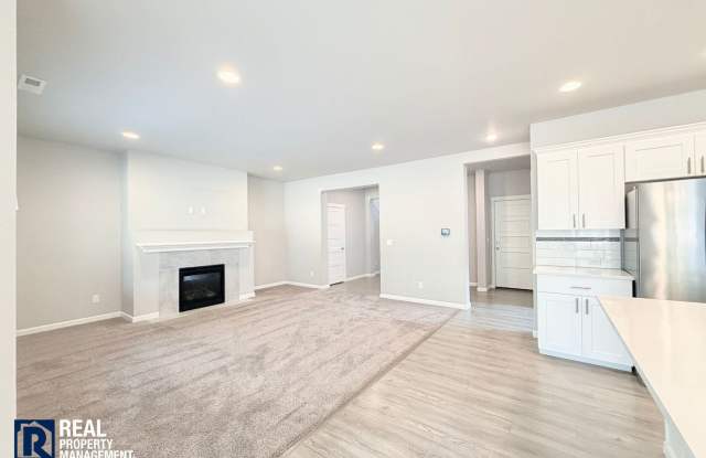 Easy JBLM Commute Like-New 4BR Home with 3-Car Garage & Bonus Office Gallery 4