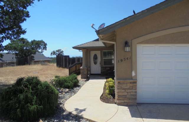 Lake California home with 2 car garage! Gallery 3