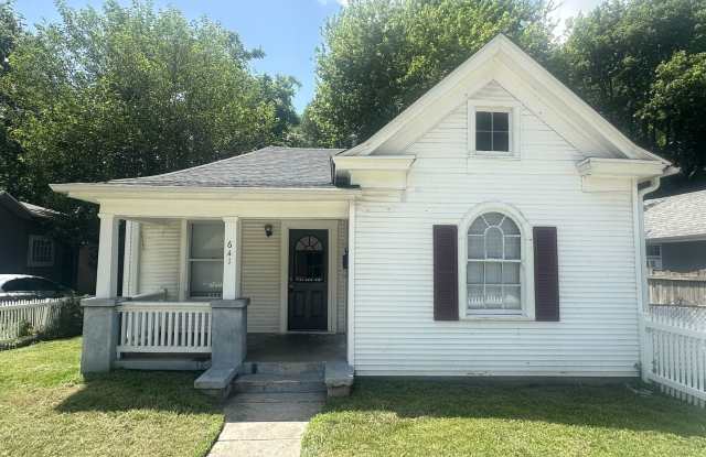 Inviting 2-Bedroom Home with Spacious Backyard - 641 South Fort Avenue, Springfield, MO 65806