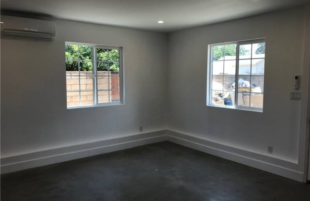 22700 Cantlay Street Gallery 4