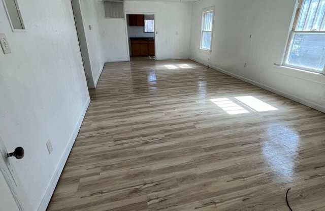 Spacious 2 Bed 1 Bath House Gallery 4