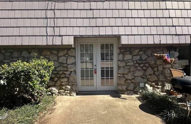 Super Cute 2 Bedroom 1.5 Bath CONDO * PRIME Location * Gallery 4