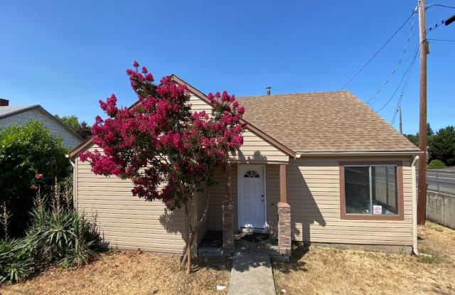 1084 NE Cedar St - 1084 Northeast Cedar Street, Roseburg, OR 97470