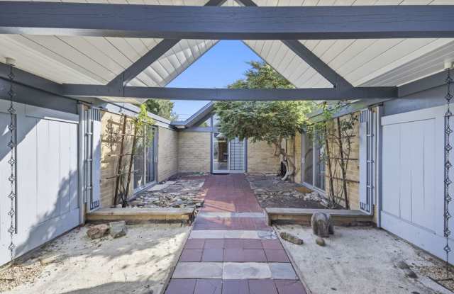Charming 4+ Bed, 2 Bath Eichler in Desirable Greenmeadow Gallery 3