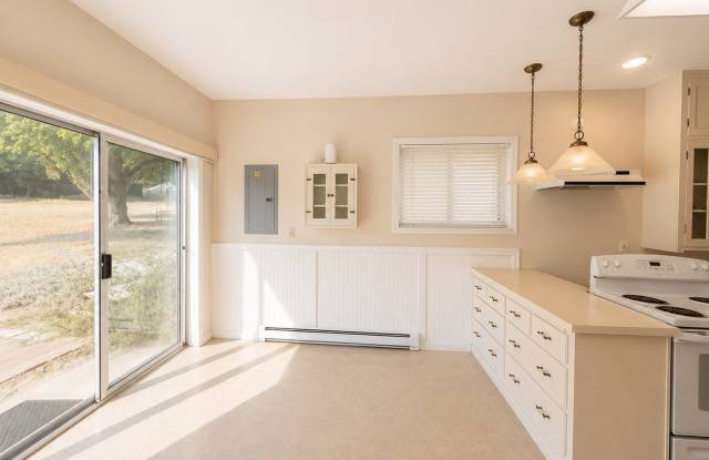 Charming Studio with Detached Garage Gallery 3