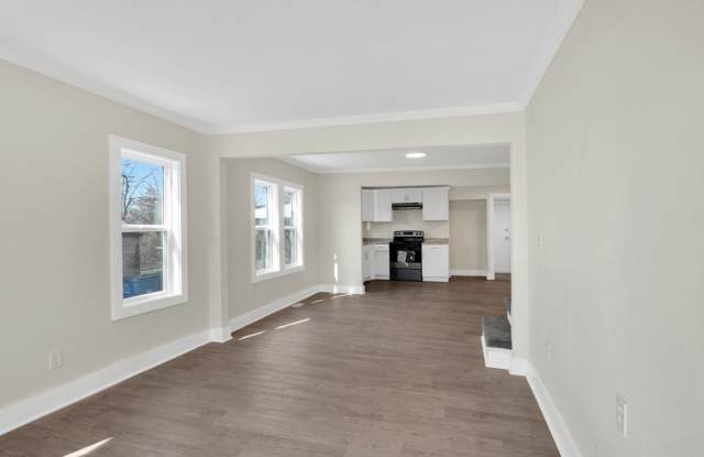 Beautiful 2 Bedroom 1 Bath MOVE IN SPECIAL AVAILABLE Gallery 3