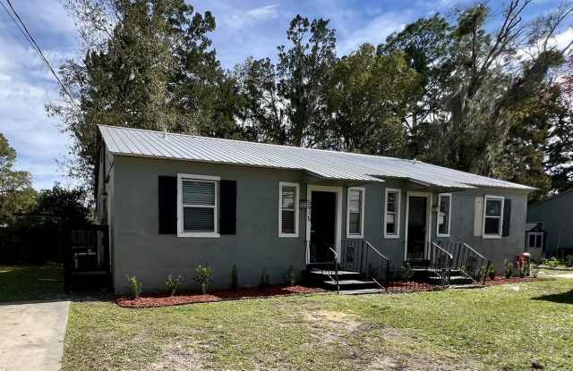 Renovated 2 Bedroom Jacksonville Heights Duplex Apartment Gallery 1