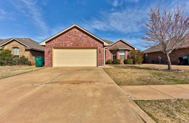 Spacious 3-Bedroom Home in Yukon – Modern Comfort  Prime Location! photos photos