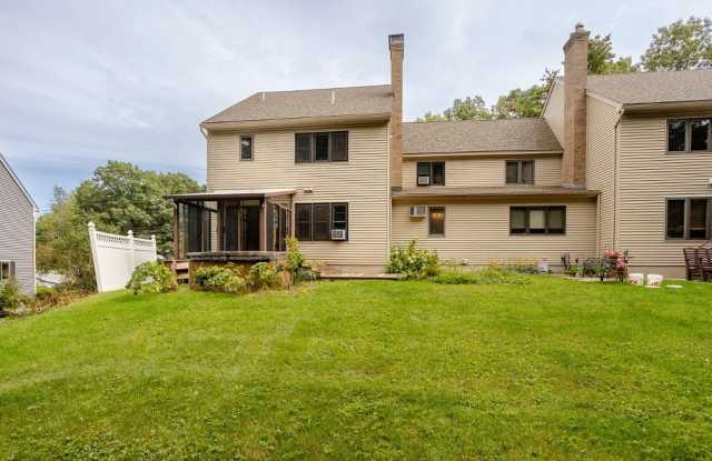 3BD/2.5BA Townhome in Colchester W/ Private Beach Access! Gallery 4