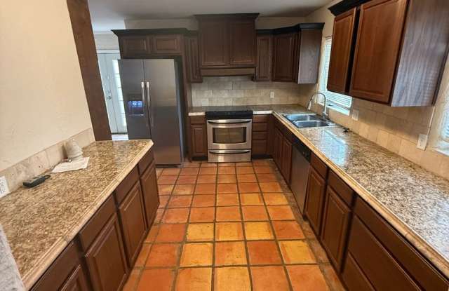 Available NOW! 5 Bedroom 2 bath in Tech Terrace! Gallery 3