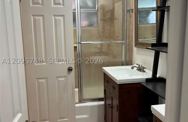10330 N MILITARY TR Gallery 4