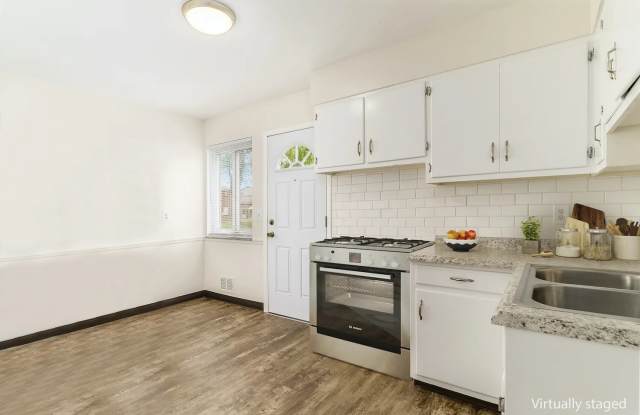 885 North Meadows CourtC Gallery 2