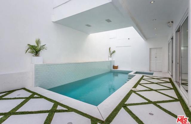 1961 DE MILLE Drive Gallery 4