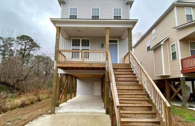 Spacious 3 Bedroom Home in Downtown Jacksonville! - 271 Ford Street, Jacksonville, NC 28540
