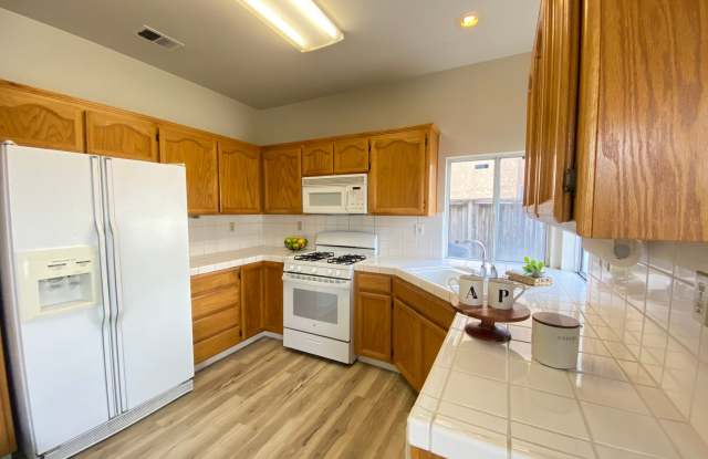 Gorgeous Home W/ Dishwasher, W/D, & Two Car Garage!! Gallery 4