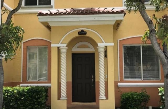 2527 SE 15th Pl - 2527 Southeast 15th Place, Homestead, FL 33035