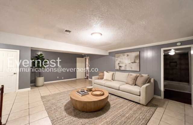 284 East Holmes Road Gallery 3