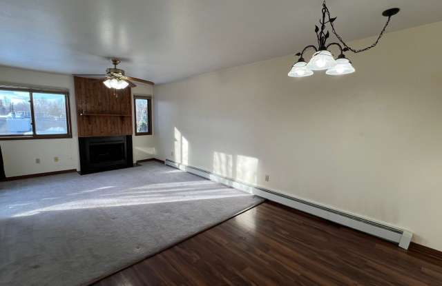 Spacious 2 Bedroom Condo in Eastridge! Carport Parking, Mountain View Balcony! photos photos