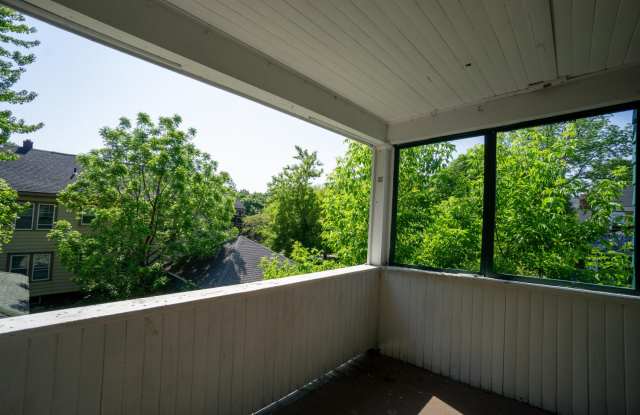 971 Lancaster Ave - Available 7/1/27 - Beautiful Duplex Within Walking Distance To Campus Gallery 3