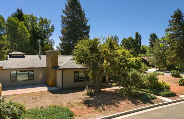 Reburbished 3bd/2ba, 2,275 sq ft home in Coconino Estates close to Hospital, park, downtown Flagstaff and NAU photos photos