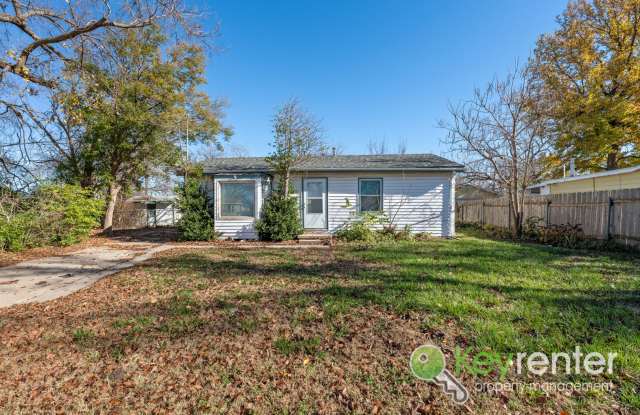 Cute 3 bedroom house near shopping, restaurants, and easy highway access! photos photos