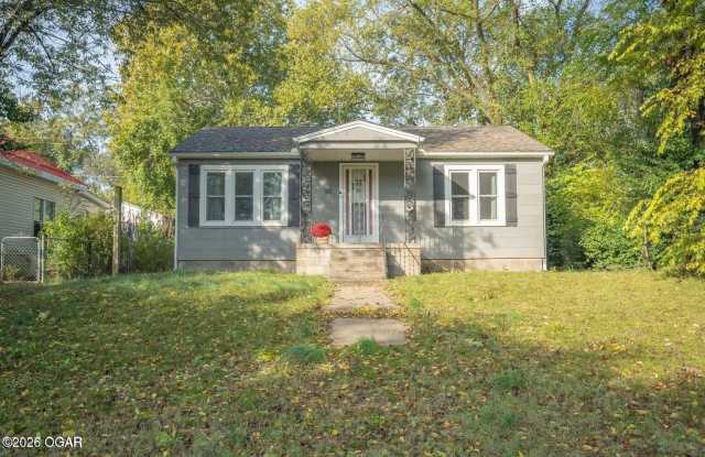 310 N Maple Avenue photos photos