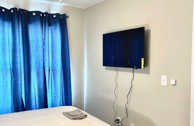 Room in 3 Bedroom Townhome at Laurel Ridge Cir Gallery 4