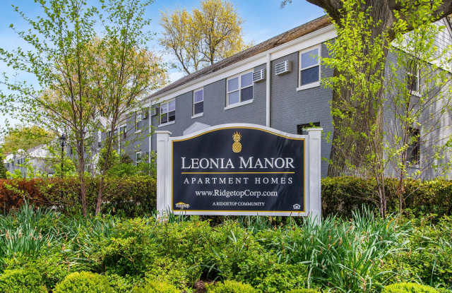 Leonia Manor: In-Unit Washer  Dryer, Heat, Hot  Cold Water Included, Cat  Dog Friendly, and Walk-In Closets Gallery 3