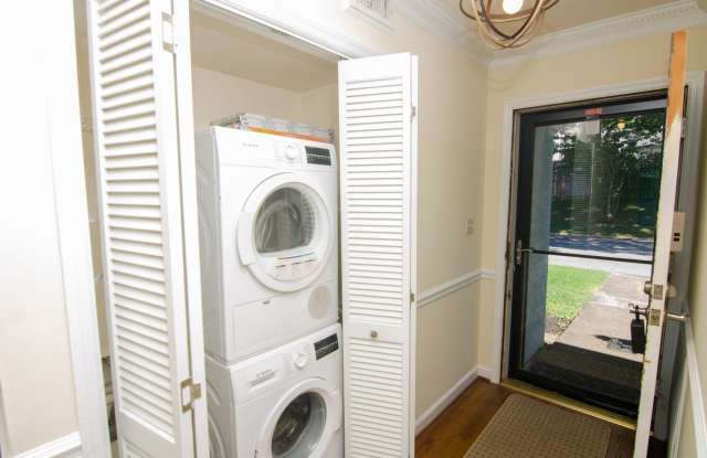 Convenient 2 Bed Green Hills Apartment Gallery 4