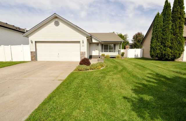 Sunshine Meadows 4 bed 2 bath with fenced yard Gallery 3