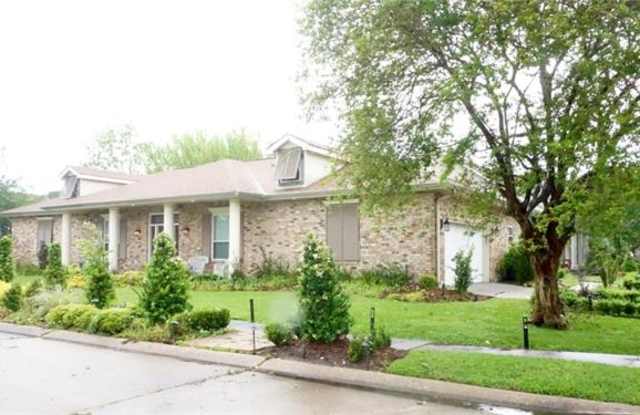 12 WOODLAKE Drive Gallery 2