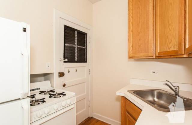 3928 North Pine Grove Avenue Gallery 2
