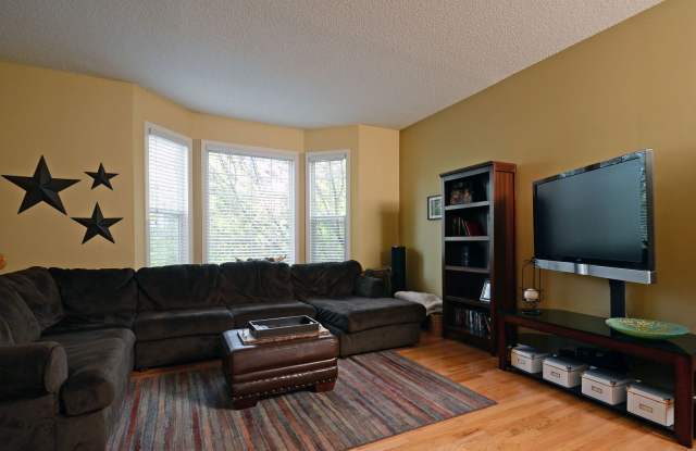 Available NOW! 3 BD / 3 BA Townhome in Eden Prairie! - 15769 Porchlight Lane, Eden Prairie, MN 55347