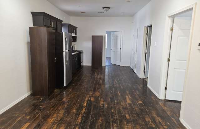 3907 Franklin Avenue Gallery 3