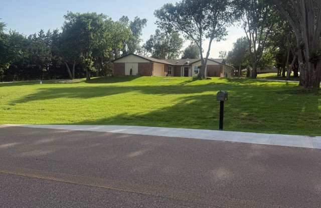 Beautiful Home on 1.25 Acres in Edmond for Lease Gallery 4