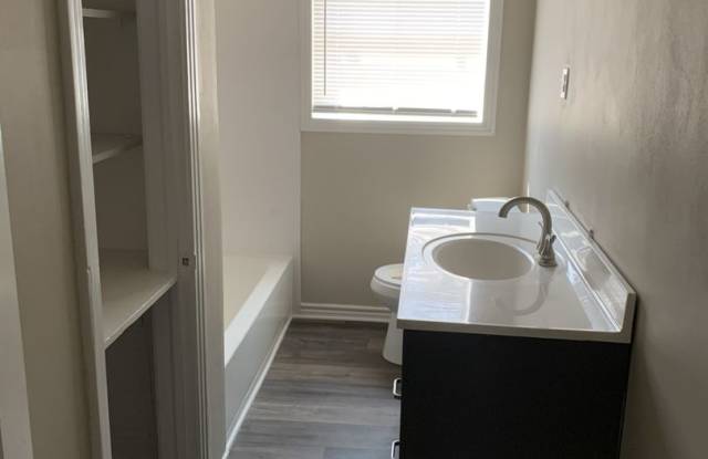 Newly Renovated 2 Bedroom 1 Bath Gallery 3