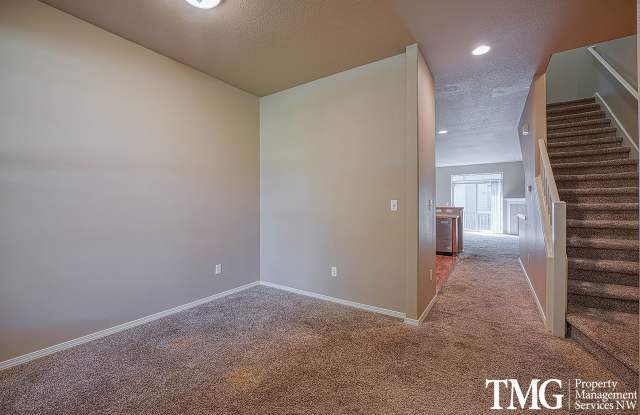 Gorgeous Two Bedroom Townhome in Hillsboro! Gallery 3