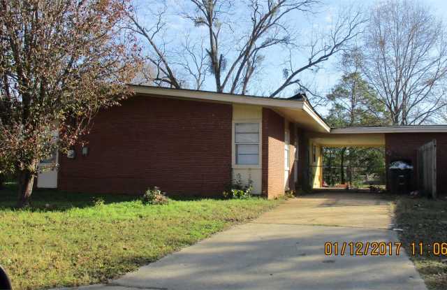 Nice three bedroom one bath Gallery 1
