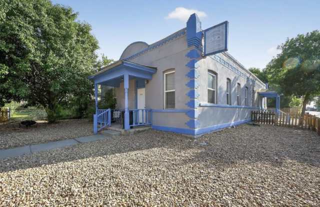 Charming half duplex in Sloane's Lake Gallery 3
