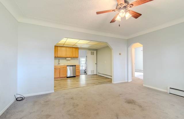 Charming 3-Bedroom, 1.5-Bathroom, Full Equipped Kitchen, Washer and Dryer Included, and Car Garage Gallery 4