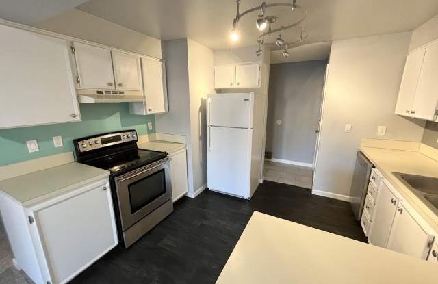 3121 W Hood Ave photos photos