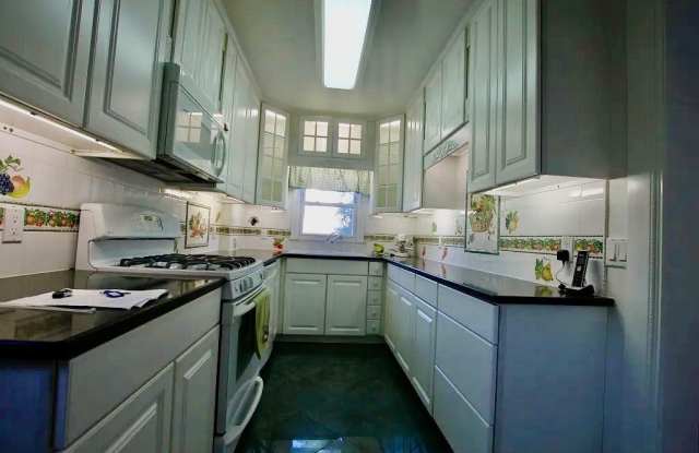 1522 Dwight Place Gallery 4