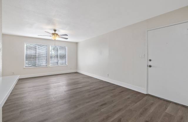 Move in Special!! Upstairs unit MOVE IN READY!! Gallery 3