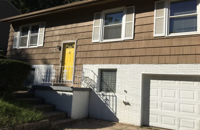 2436 NE 38th St - 2436 East 38th Street, Kansas City, MO 64109