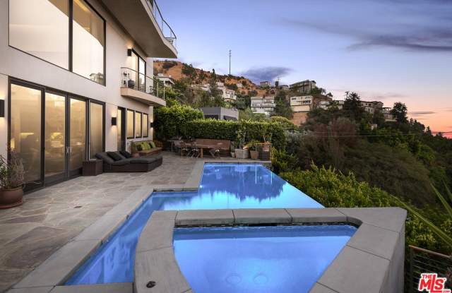 1573 SUNSET PLAZA Drive Gallery 4