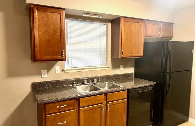 3/2 Brick home with new floors, new paint, large yard Gallery 4