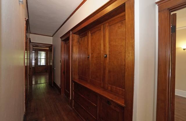 220 AUGUSTA Avenue Gallery 3