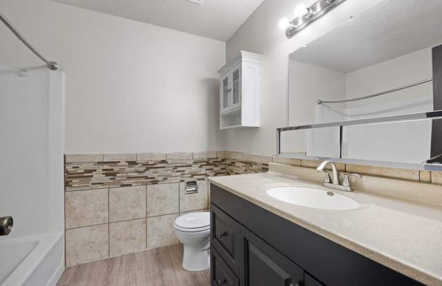 First Month Half Off - 2 Bedroom 2 Stall Garage Gallery 4