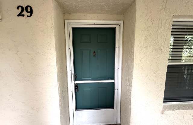 Beautifully Updated 2-Bedroom Condo in Prime Gulf Gate Location Gallery 3